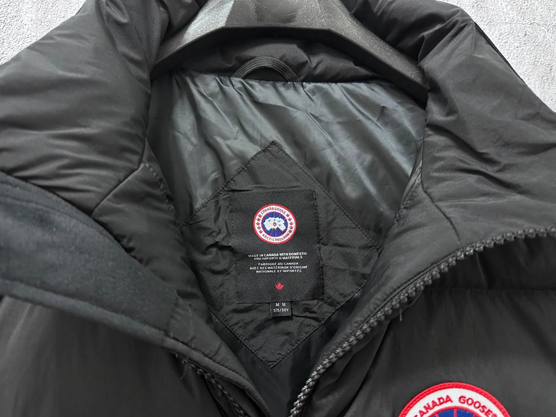 P560 【CANADA GOOSE】Lawrence Men's Down Vest The Lawrence down vest features a durable shell and quilted body, making it a must-have item for all seasons. It's made from sustainable Enduraluxe fabric, which has a durable soft touch. The Lawrence features a thoughtfully designed down-filled collar to block strong winds, a two-way zipper and a longer rear hem. Size: XS-XXL